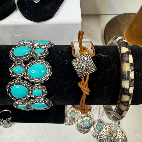 SOUTHWESTERN JEWELRY BUNDLE 26 costume pieces Necklace-Bracelets-Rings-Earrings - Picture 7 of 16